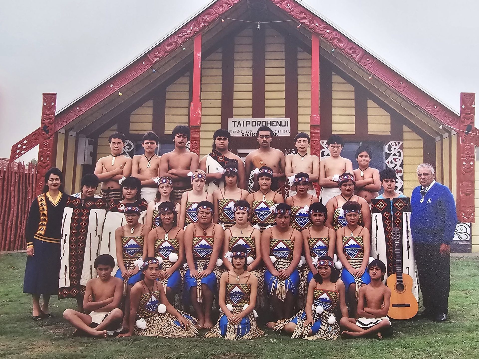 A large group of whānau gathered for a photo at the marae
